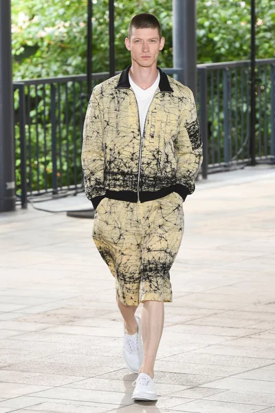 Look 19